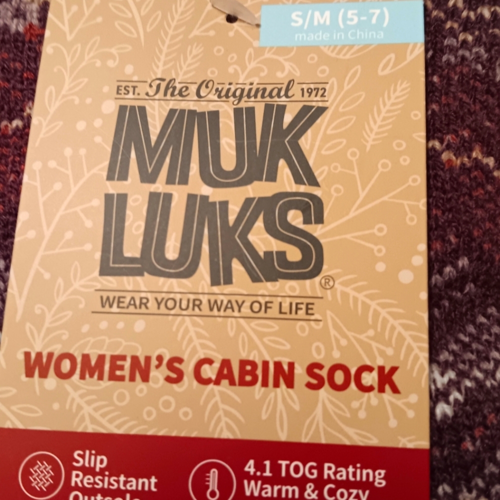MUK LUKS WOMEN'S CABIN SOCKS. FLEECE LINED, SLIP RESISTANT.  SIZE S-M (5-7).
